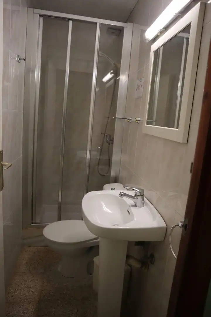 Badezimmer von Einfamilien-Reihenhaus zum Verkauf in Tossa de Mar mit Klimaanlage, Privatgarten und Terrasse