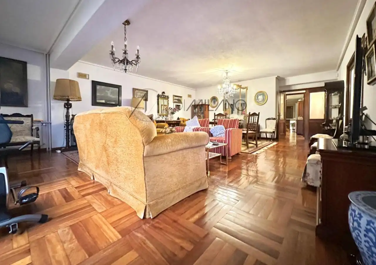 Sala de estar de Piso en venta en Vigo  con Calefacción, Parquet y Trastero