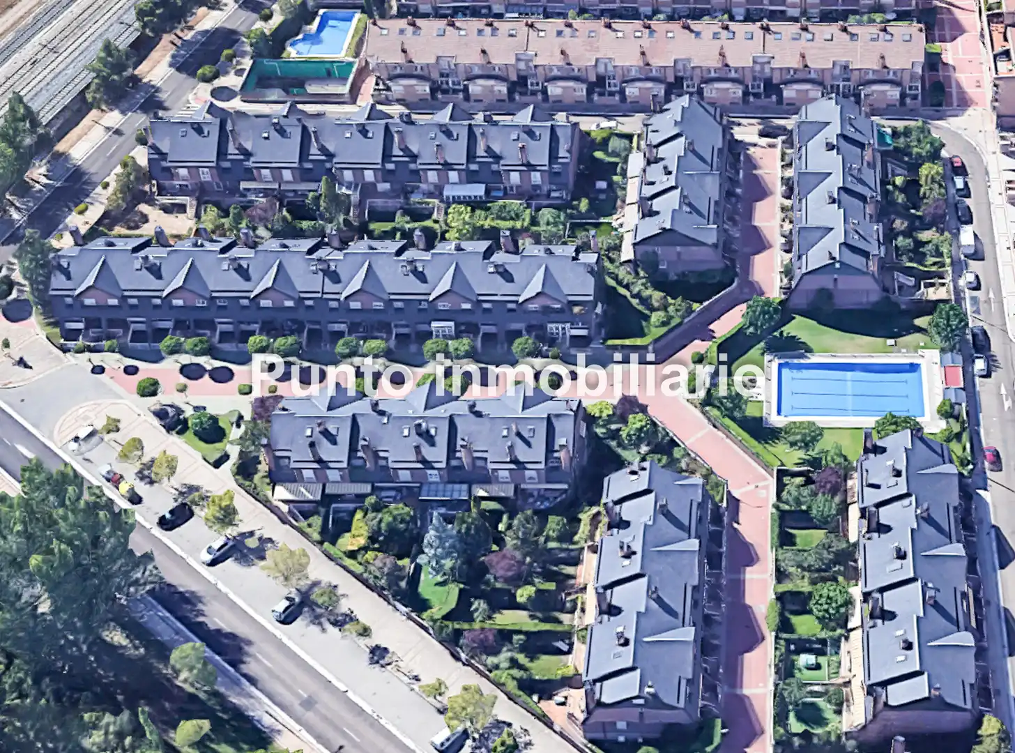 Vista exterior de Casa adosada en venda en Valladolid amb Calefacció, Jardí privat i Parquet