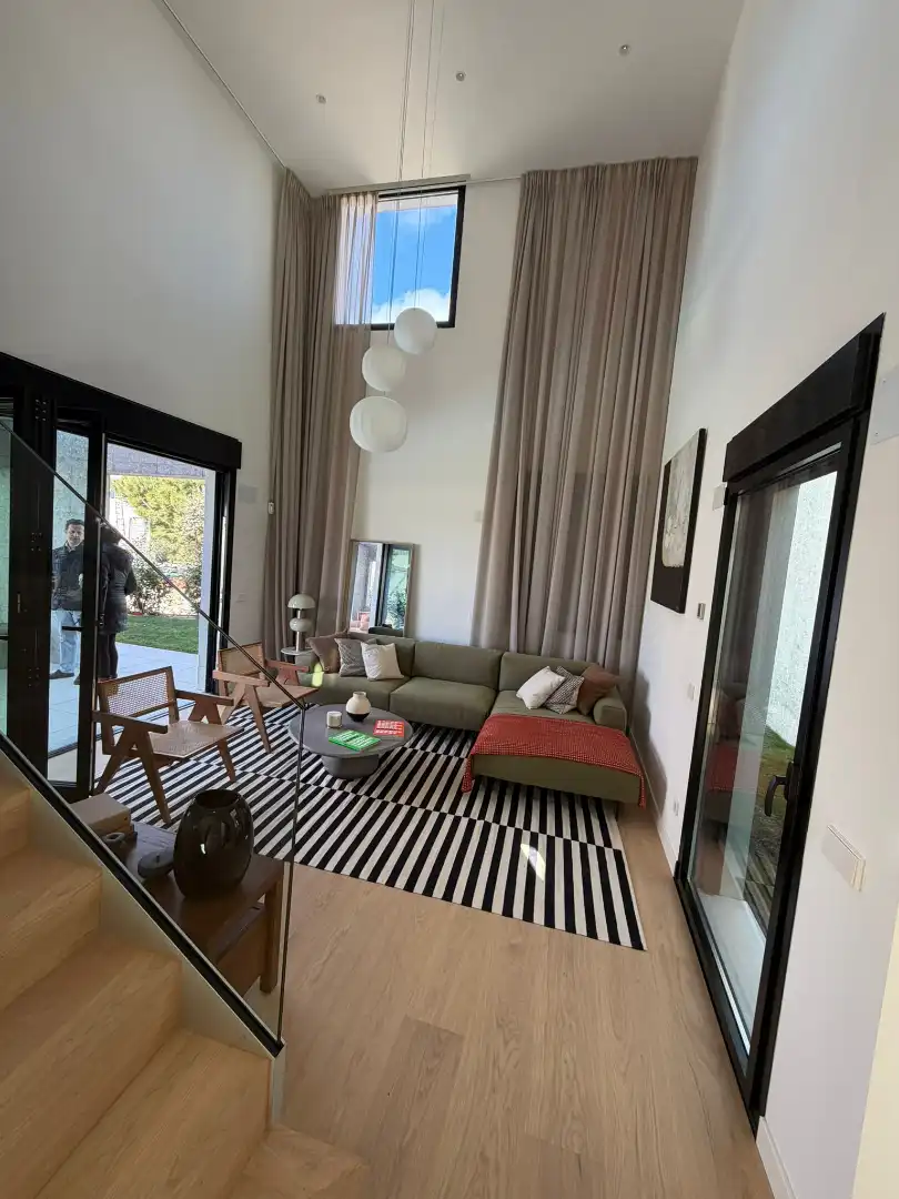 Sala d'estar de Casa adosada en venda en Torrelodones amb Aire condicionat, Calefacció i Jardí privat