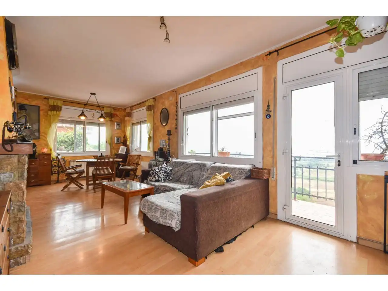 Sala de estar de Casa o chalet en venta en Abrera con Piscina