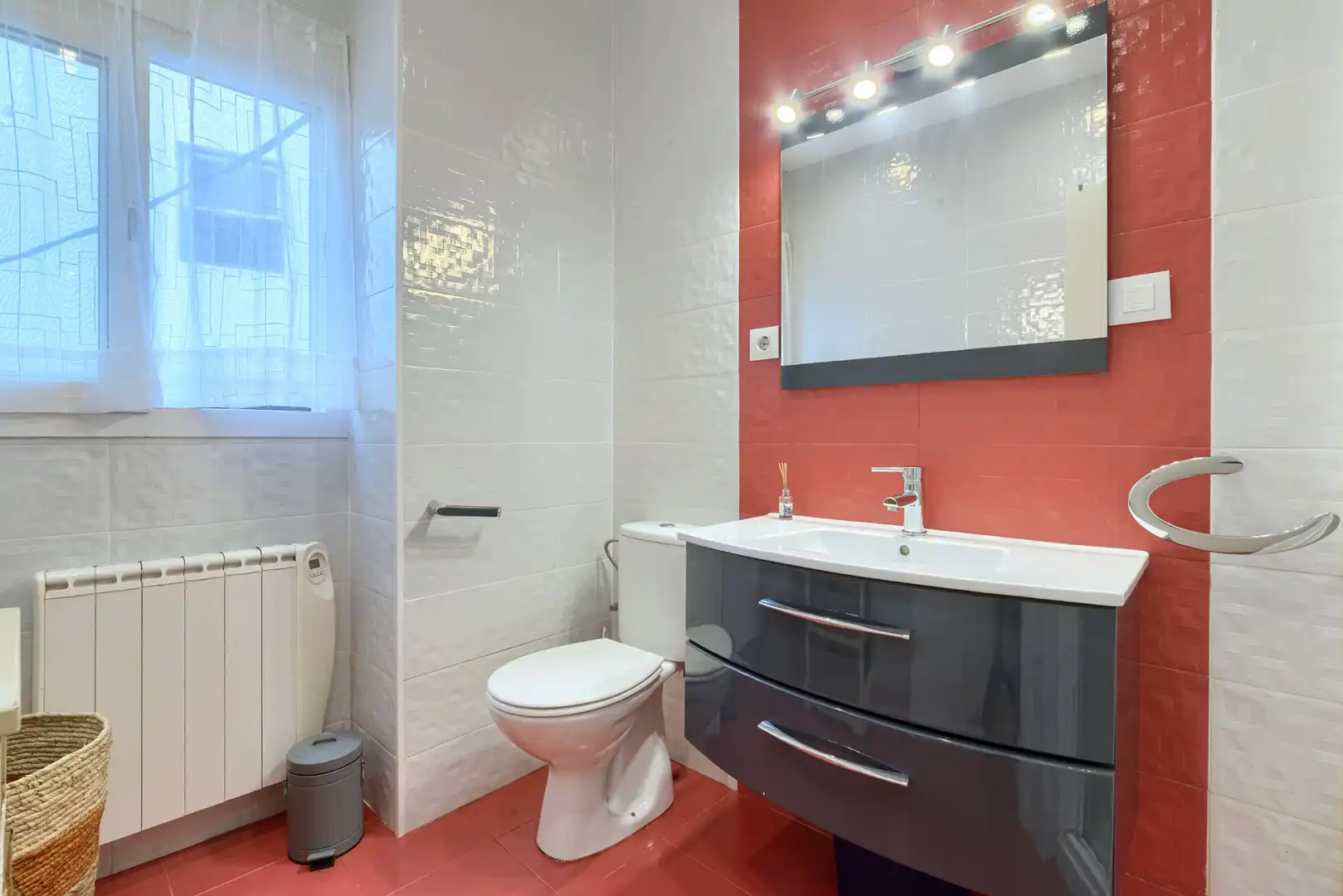 Baño de Piso de alquiler en Bilbao  con Calefacción, Amueblado y Horno