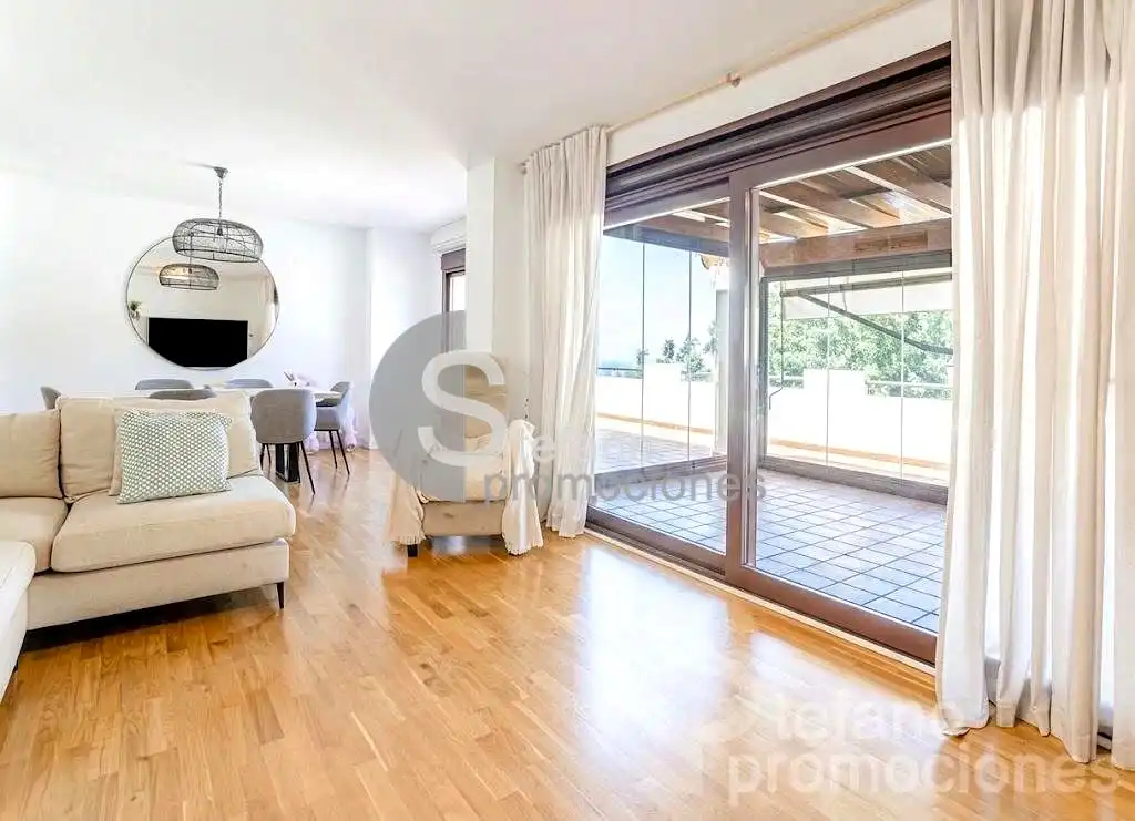 Sala d'estar de Casa adosada en venda en Málaga amb Aire condicionat, Jardí privat i Terrassa