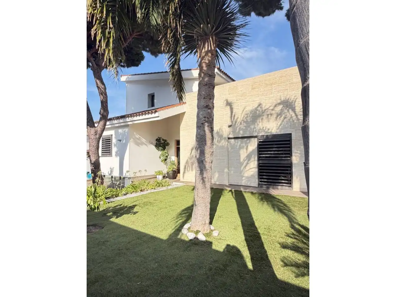 Vista exterior de Casa o xalet en venda en Chiclana de la Frontera amb Aire condicionat, Jardí privat i Terrassa