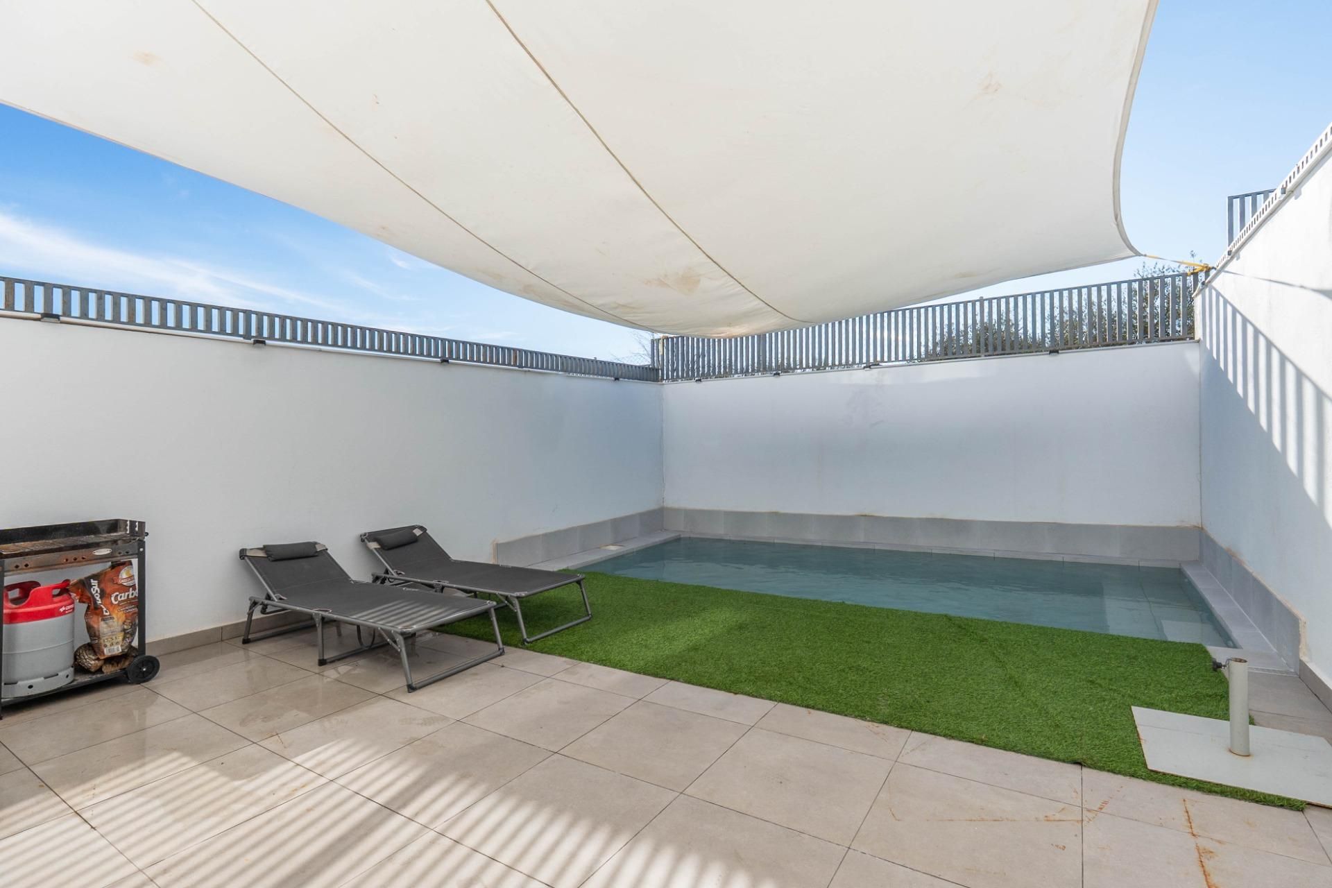 Piscina de Casa adosada en venda en Peligros amb Terrassa i Piscina