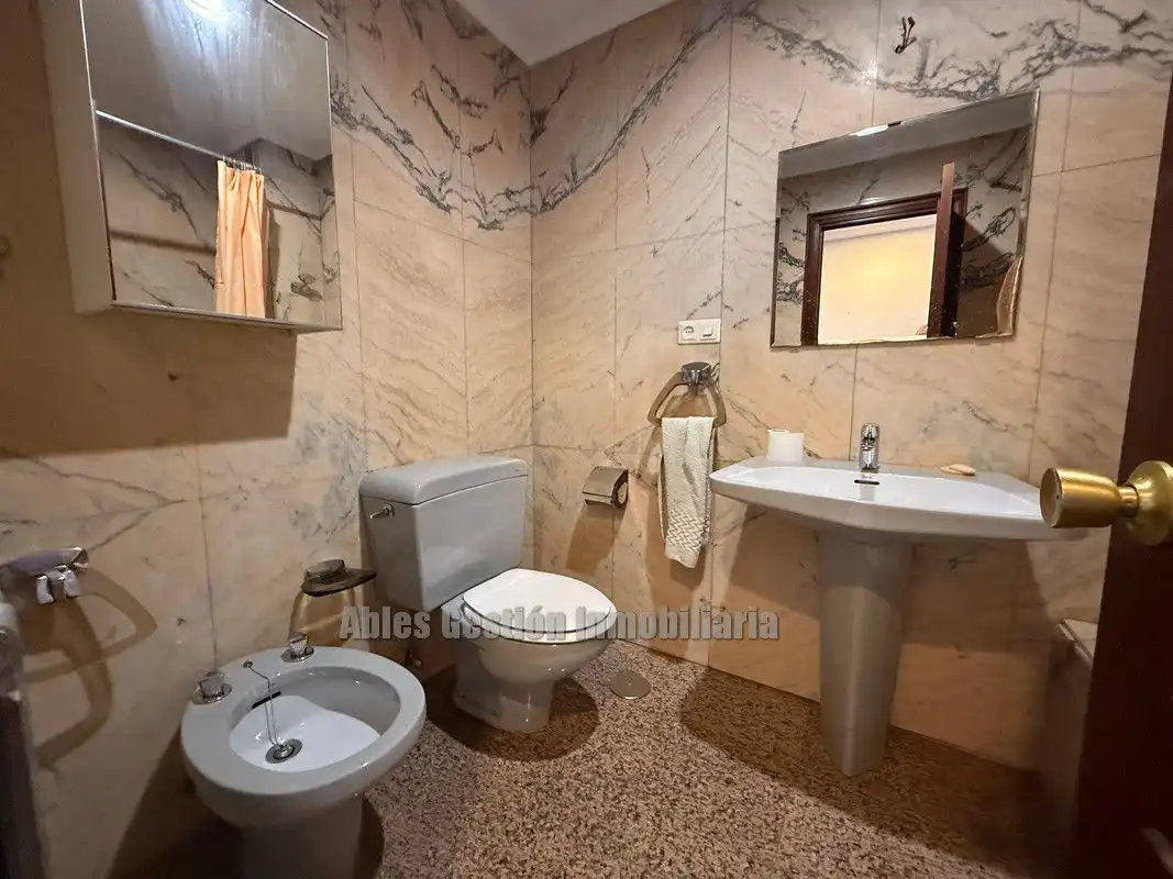 Badezimmer von Wohnung zur Miete in Oviedo  mit Heizung, Parkett und Abstellraum