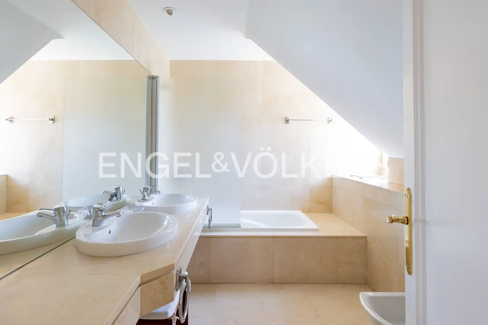 Bany de Casa o xalet en venda en Boadilla del Monte amb Aire condicionat, Calefacció i Jardí privat
