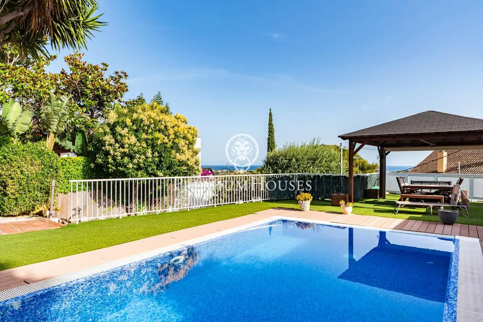 Piscina de Casa adosada en venda en Castelldefels amb Aire condicionat, Calefacció i Jardí privat