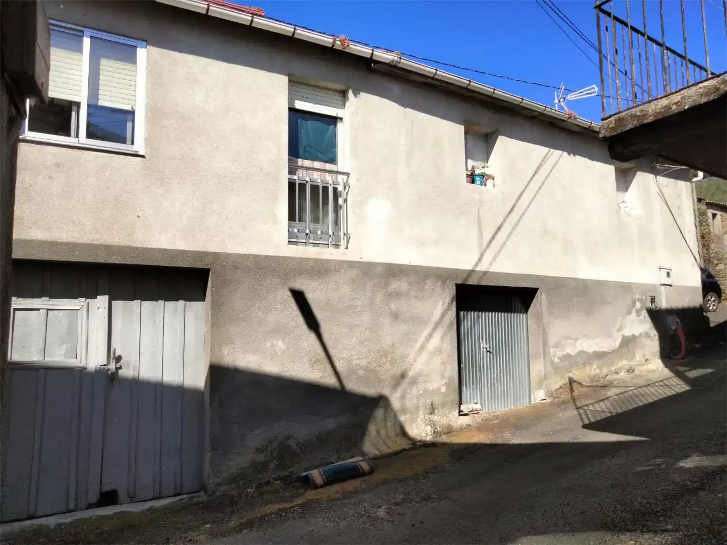 Vista exterior de Casa adosada en venda en O Irixo amb Balcó