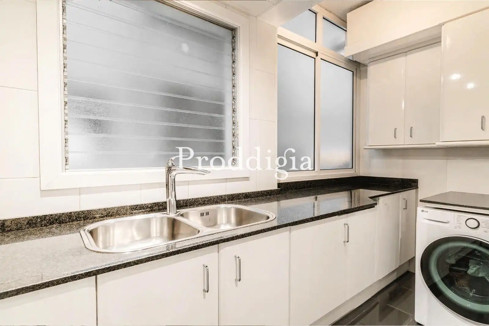 Küche von Wohnung zum Verkauf in Barcelona mit Heizung, Terrasse und Schwimmbad