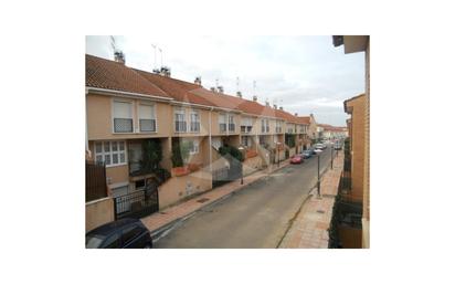 Exterior view of Single-family semi-detached for sale in Badajoz Capital  with Air Conditioner and Terrace