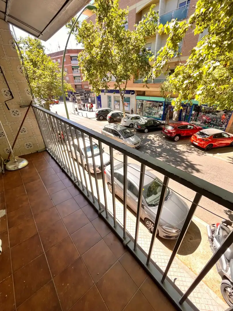Vista exterior de Piso en venta en Córdoba con Terraza y Amueblado