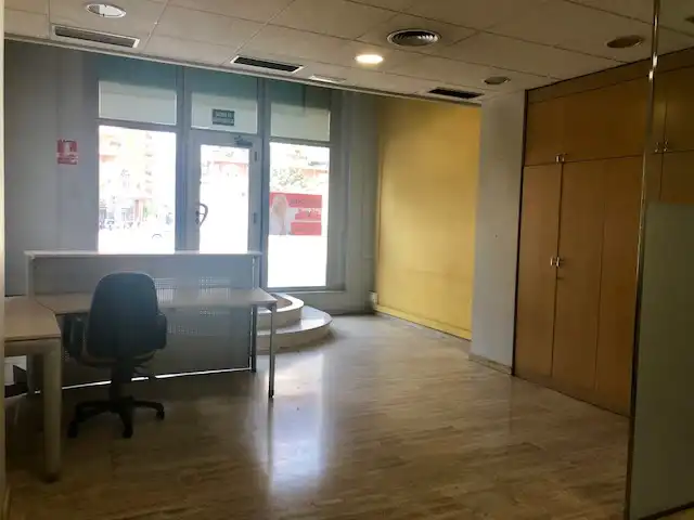 Local comercial de lloguer a Rambla Josep Tarradellas 1