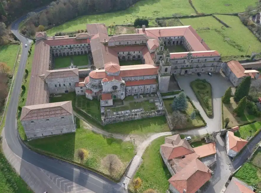 Einfamilien-Reihenhaus zum Verkauf in San Cristovo de Cea mit Privatgarten und Balkon