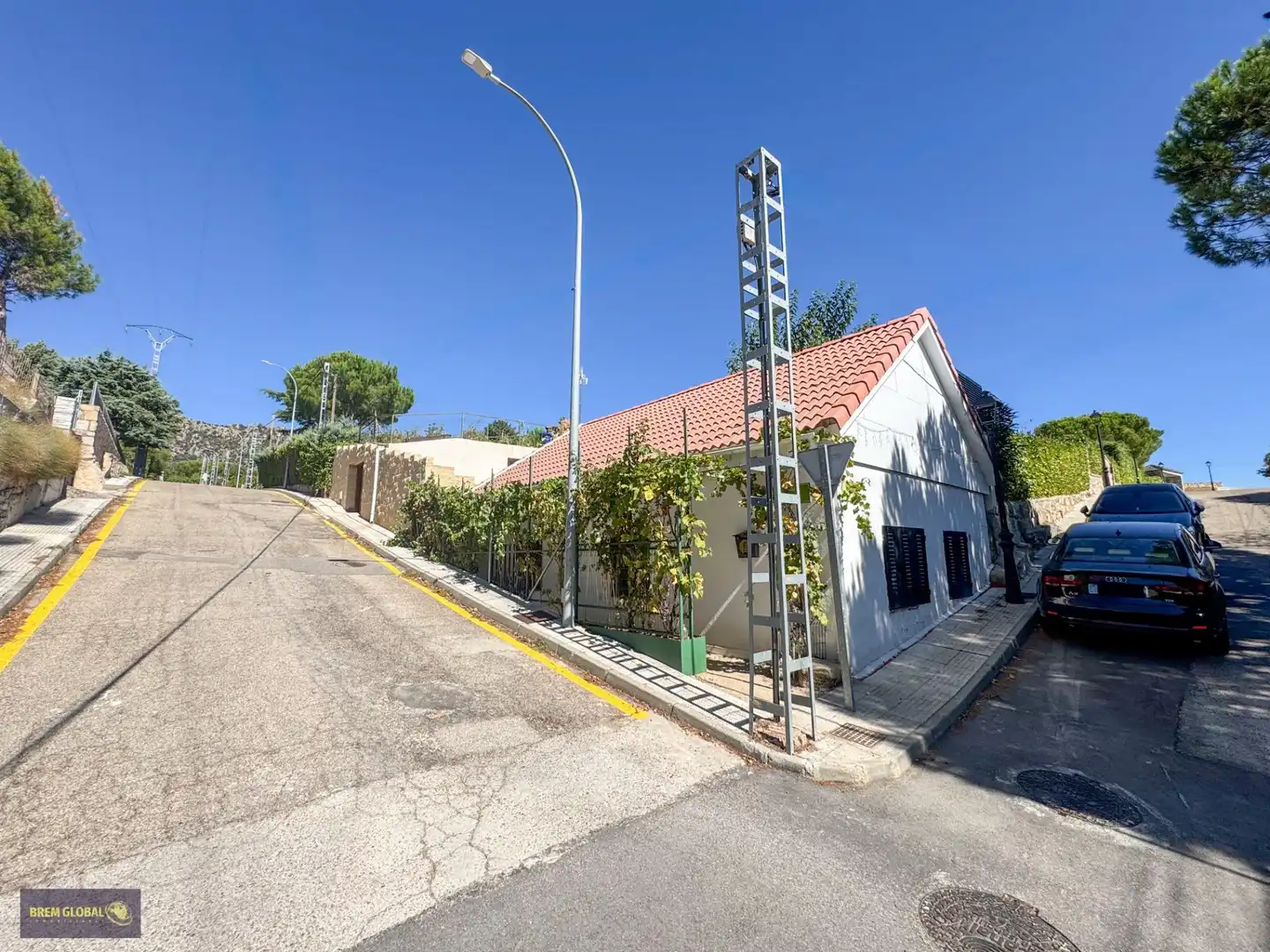Vista exterior de Casa o xalet en venda en La Cabrera amb Terrassa, Traster i Moblat