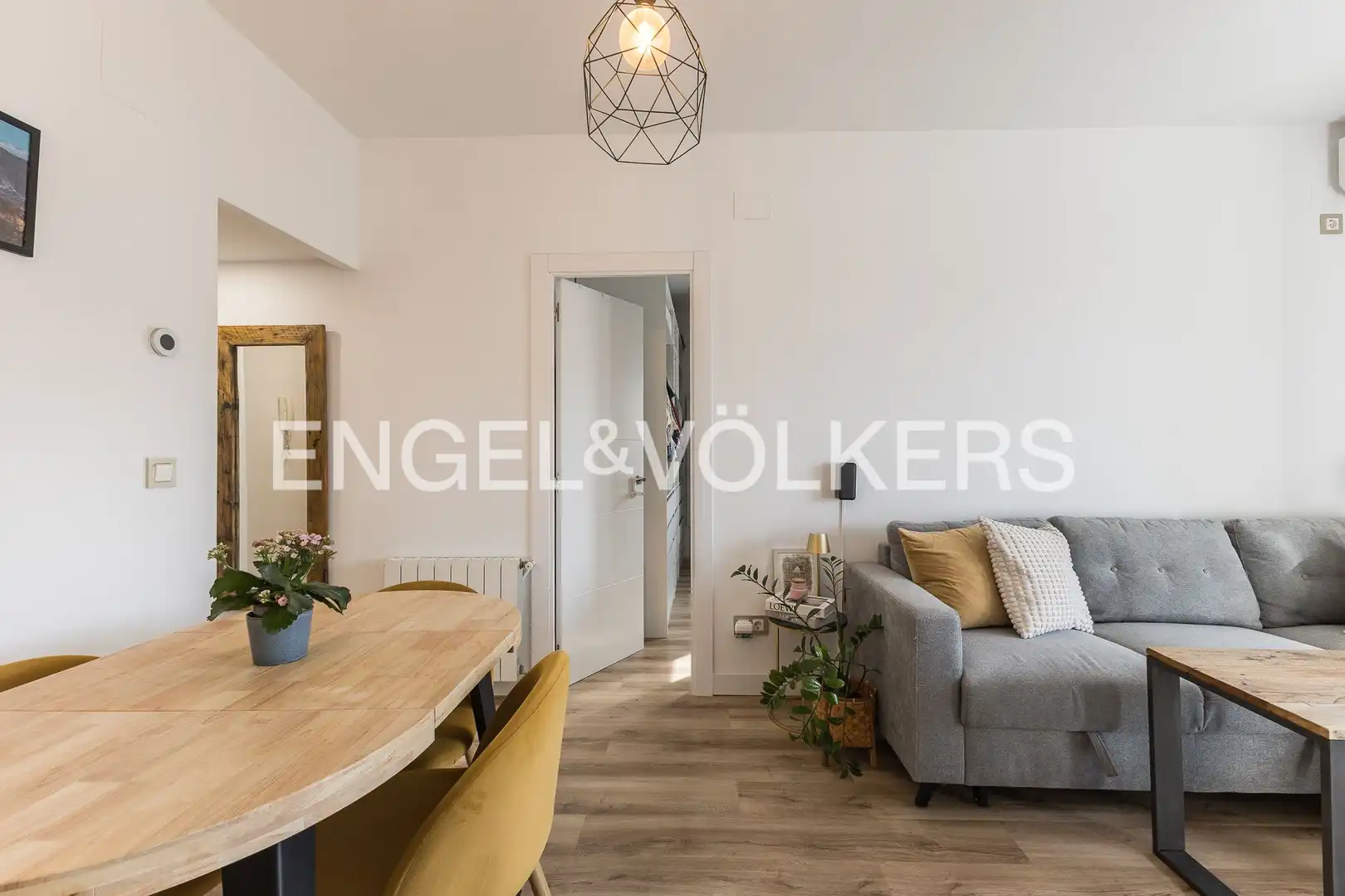 Sala de estar de Piso en venta en L'Hospitalet de Llobregat con Aire acondicionado, Calefacción y Balcón