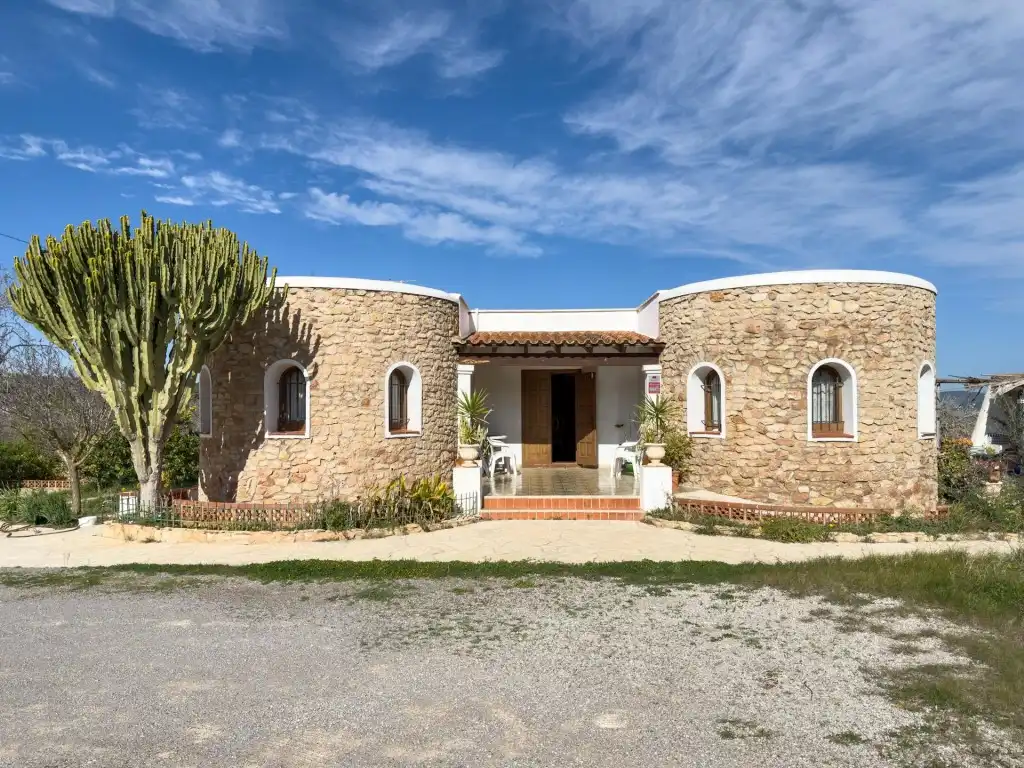 Villa mit Garten zum Verkauf in Cala Vedella-Cala Tarida