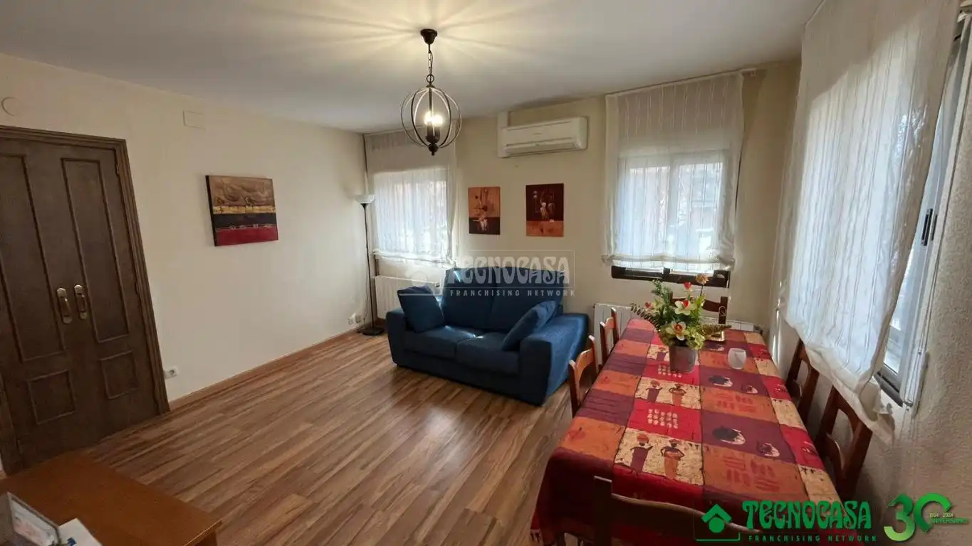 Wohnzimmer von Einfamilien-Reihenhaus zum Verkauf in San Esteban del Valle mit Klimaanlage und Heizung