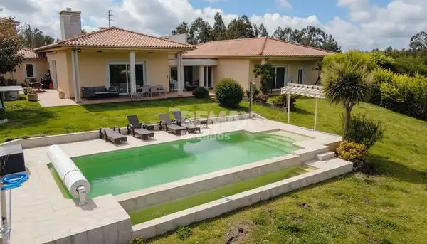 Vista exterior de Casa o xalet en venda en A Cañiza   amb Calefacció, Jardí privat i Parquet