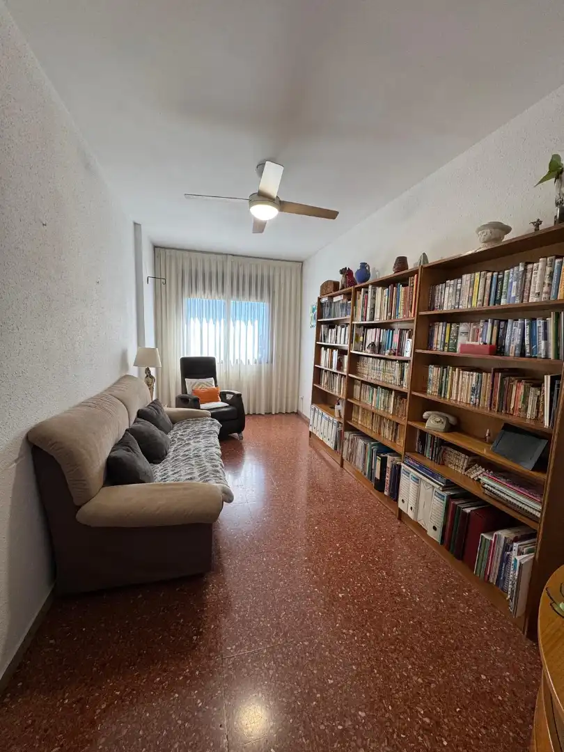 Sala d'estar de Pis en venda en Badalona amb Moblat, Forn i Balcó