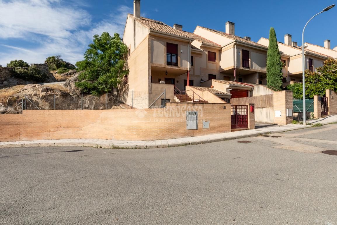 Vista exterior de Casa adosada en venda en Torrelodones amb Calefacció, Jardí privat i Terrassa