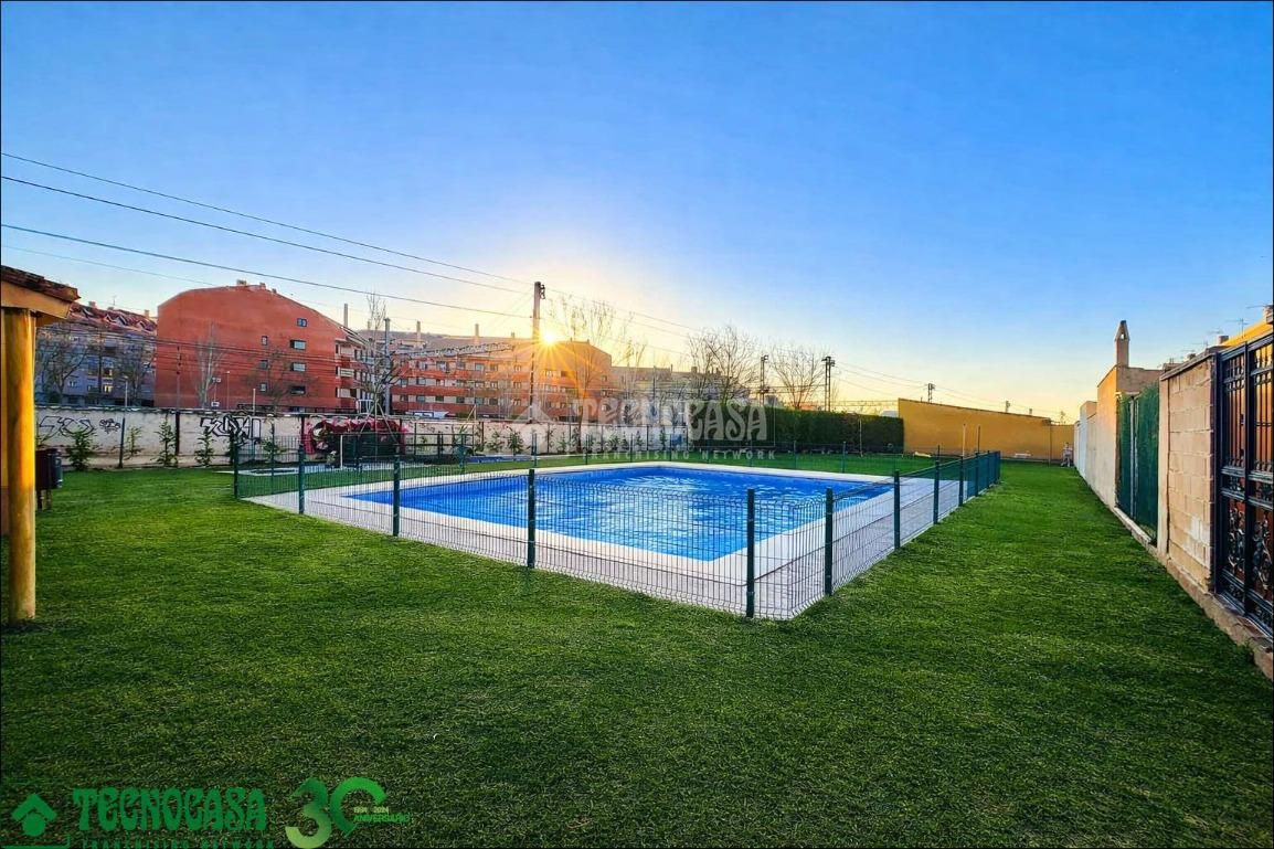 Piscina de Casa adosada en venda en Alcázar de San Juan amb Aire condicionat, Calefacció i Piscina comunitària