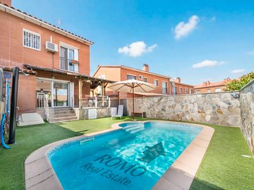 Casa bifamiliare con balcone in vendita a Santa Perpètua de Mogoda