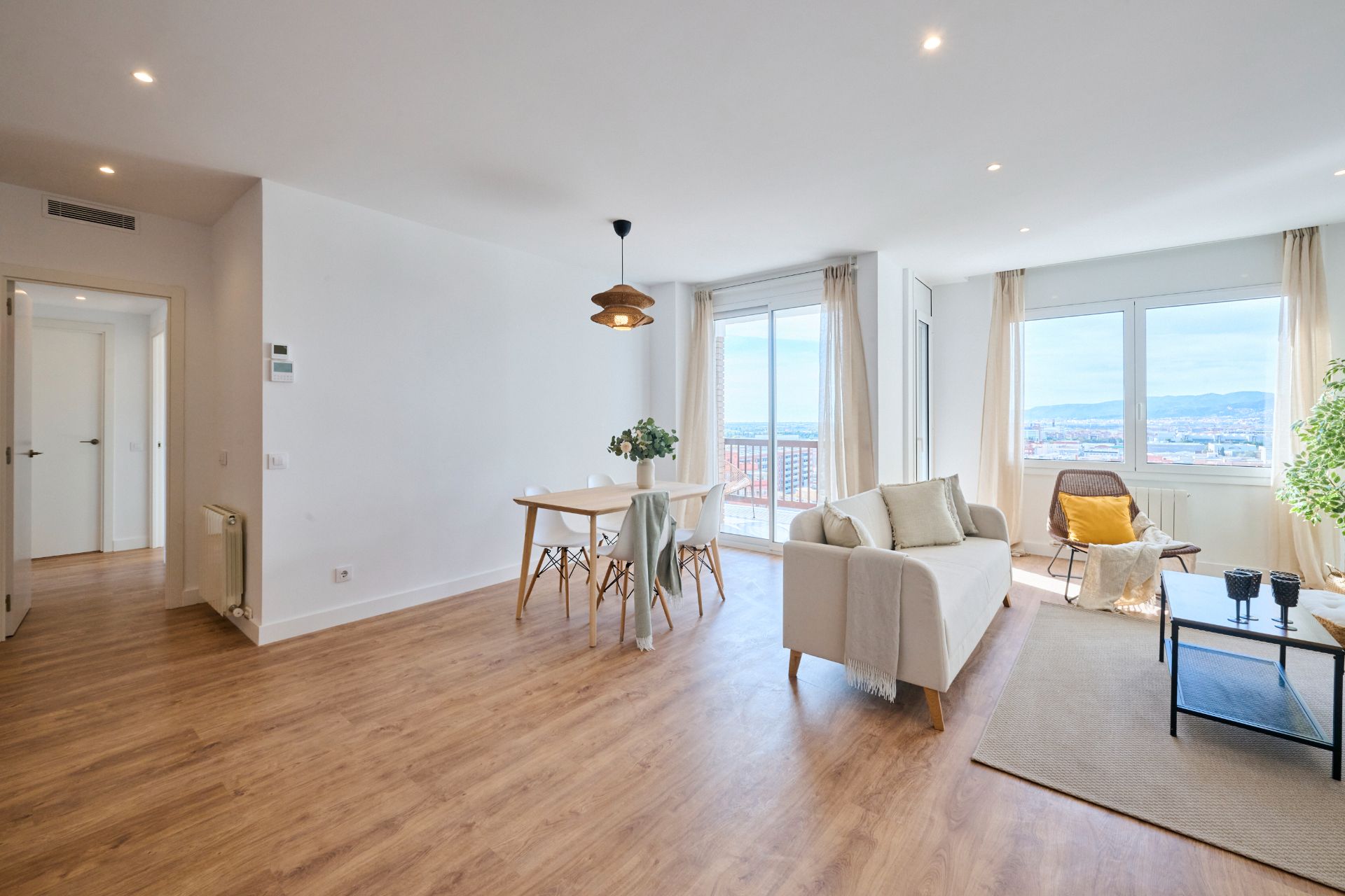 Sala de estar de Ático en venta en L'Hospitalet de Llobregat con Aire acondicionado, Calefacción y Parquet