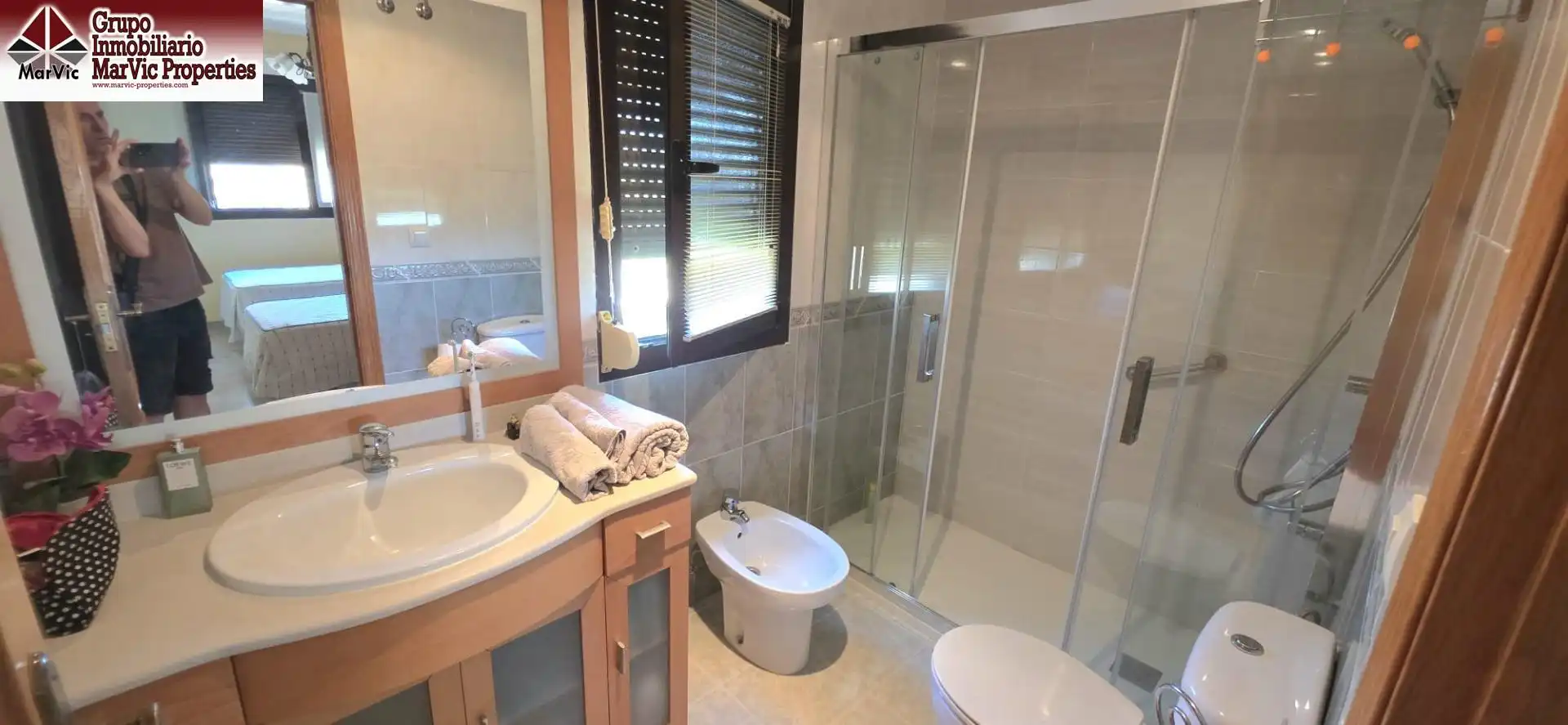 Bathroom of Flat for sale in Benidorm  with Terrace and Community pool