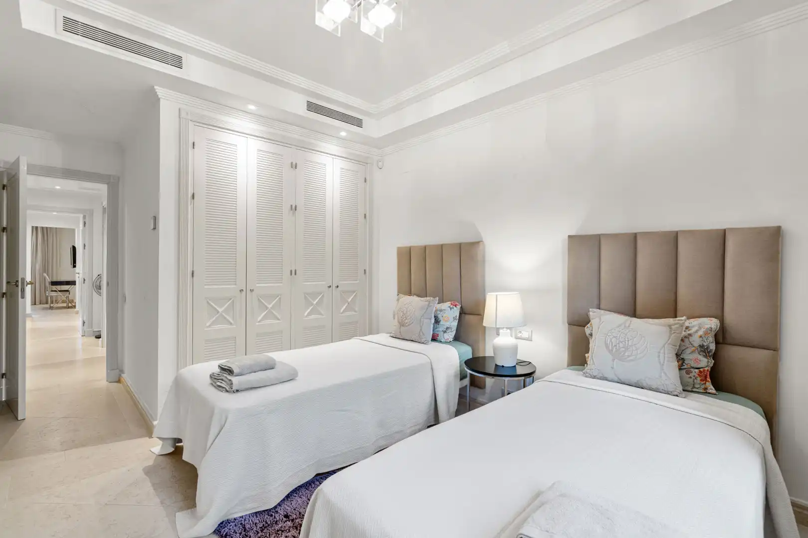 Habitación de Planta baja en venta en Estepona con Aire acondicionado, Terraza y Piscina