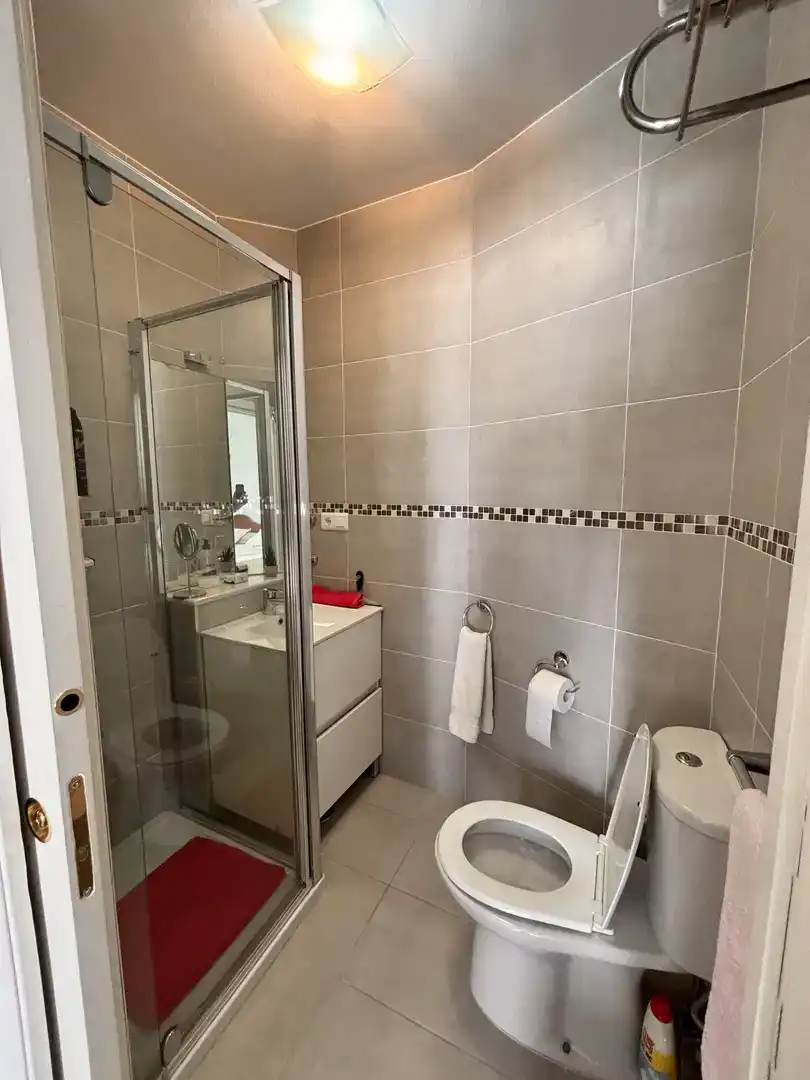 Baño de Apartamento para compartir en Estepona con Aire acondicionado, Trastero y Piscina
