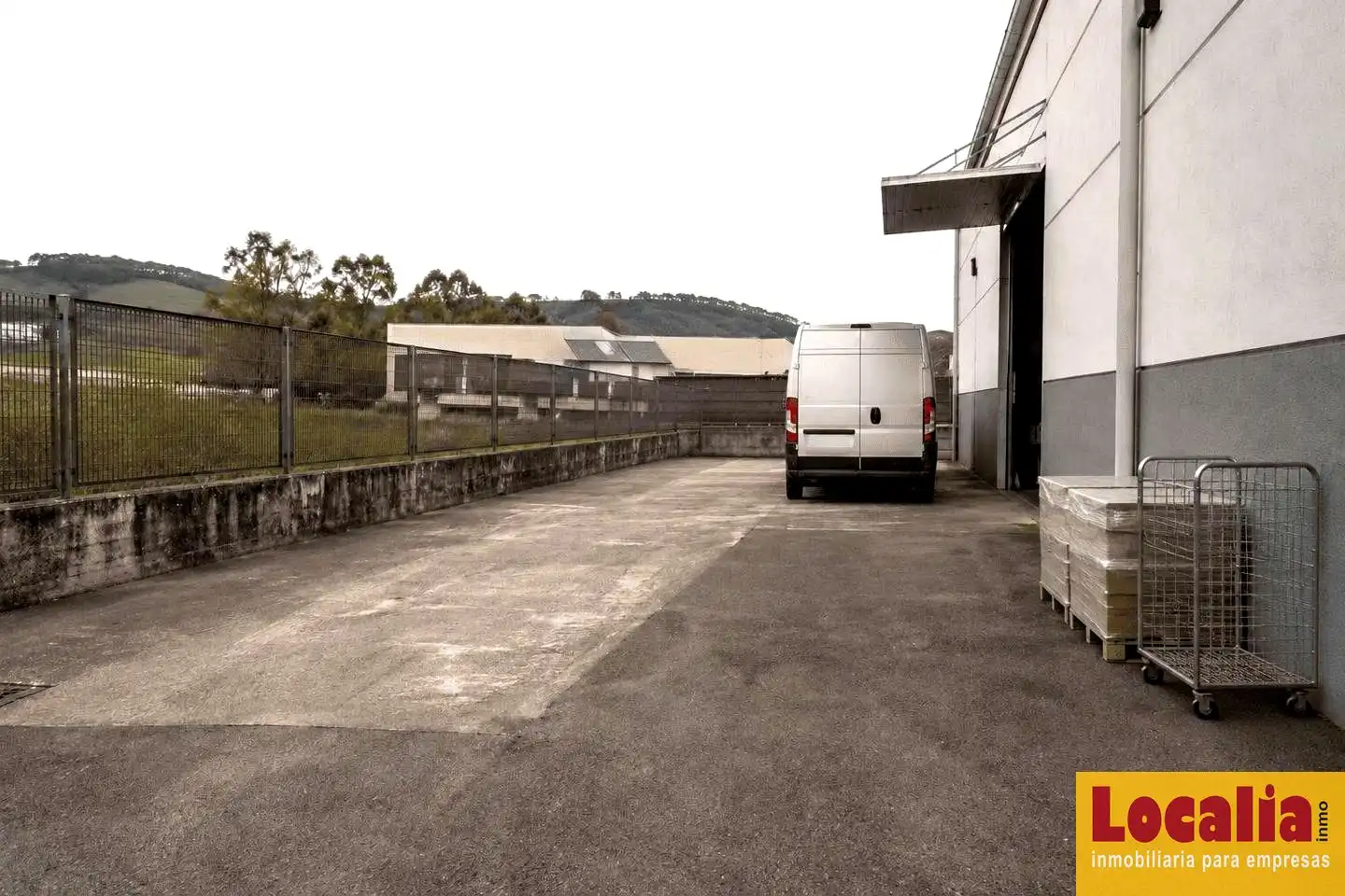 Parkplatz von Fabrikhallen zur Miete in Torrelavega 