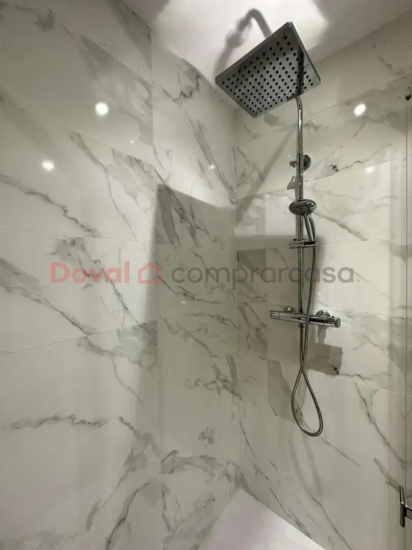 Bathroom of Flat for rent in Vigo   with Heating, Parquet flooring and Terrace