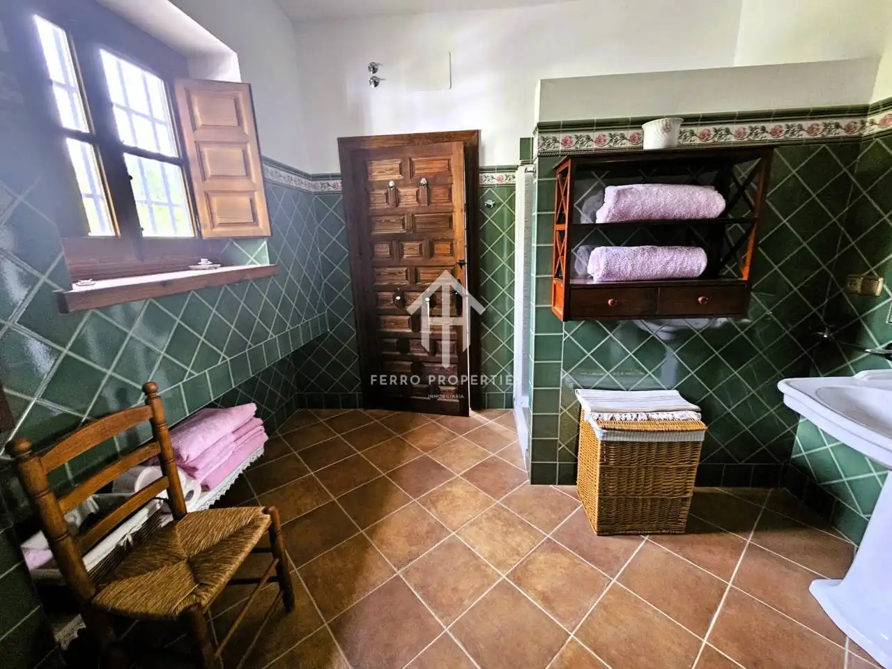Bathroom of Houses for sale in Villanueva de Tapia  with Air Conditioner, Heating and Private garden