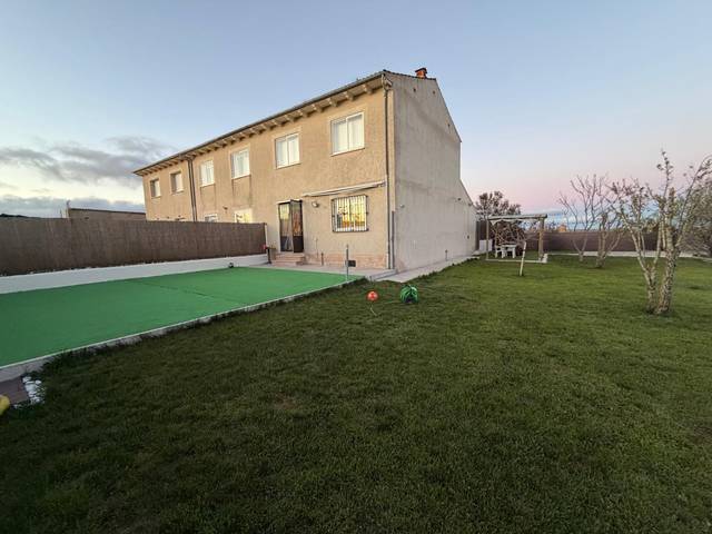Casa adosada en Venta en Camino Calvario en Urueñas
