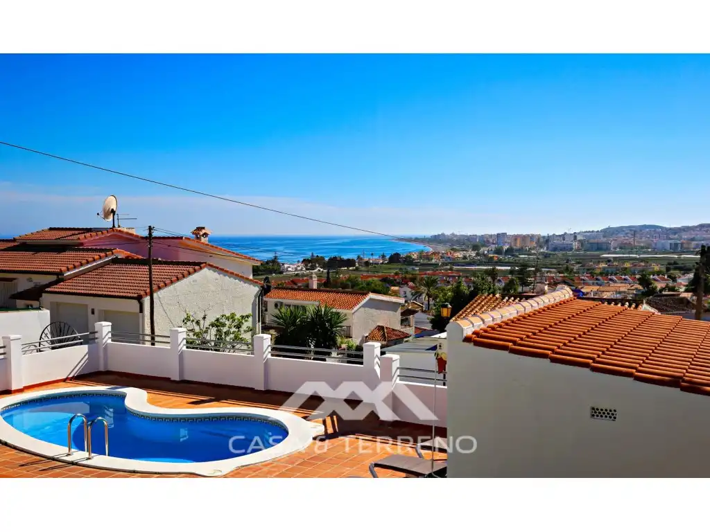 Vista exterior de Casa o chalet en venta en Vélez-Málaga con Aire acondicionado, Piscina y TV