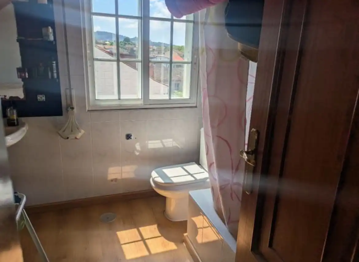 Badezimmer von Wohnung zum Verkauf in Pontevedra Capital  mit Möbliert