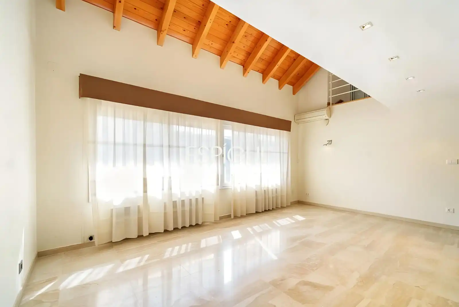 Living room of Houses for sale in Sant Cugat del Vallès  with Air Conditioner, Heating and Storage room