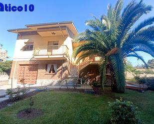 Vista exterior de Casa o xalet en venda en Oviedo  amb Balcó