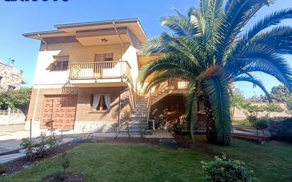 Vista exterior de Casa o xalet en venda en Oviedo  amb Balcó