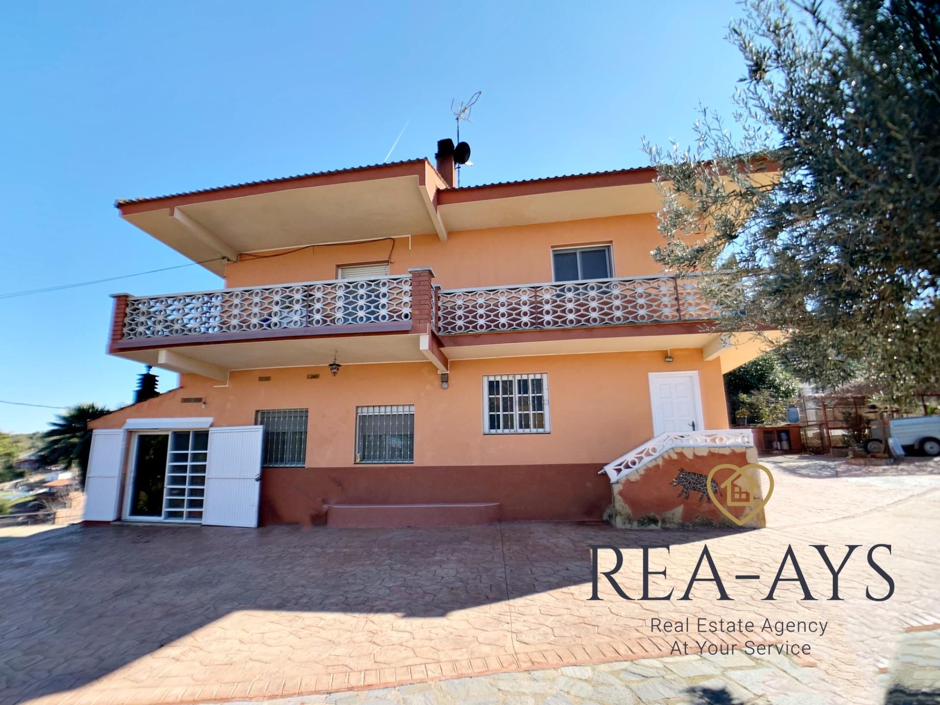 Vista exterior de Casa o xalet en venda en Vallirana amb Aire condicionat, Calefacció i Jardí privat