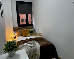 Bedroom of Apartment to share in  Madrid Capital  with Oven, Microwave and Internet