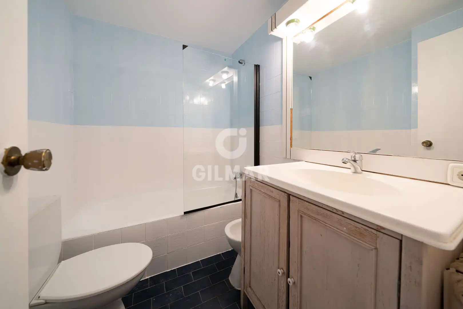Bathroom of Flat for sale in Madrid  with Heating and Balcony