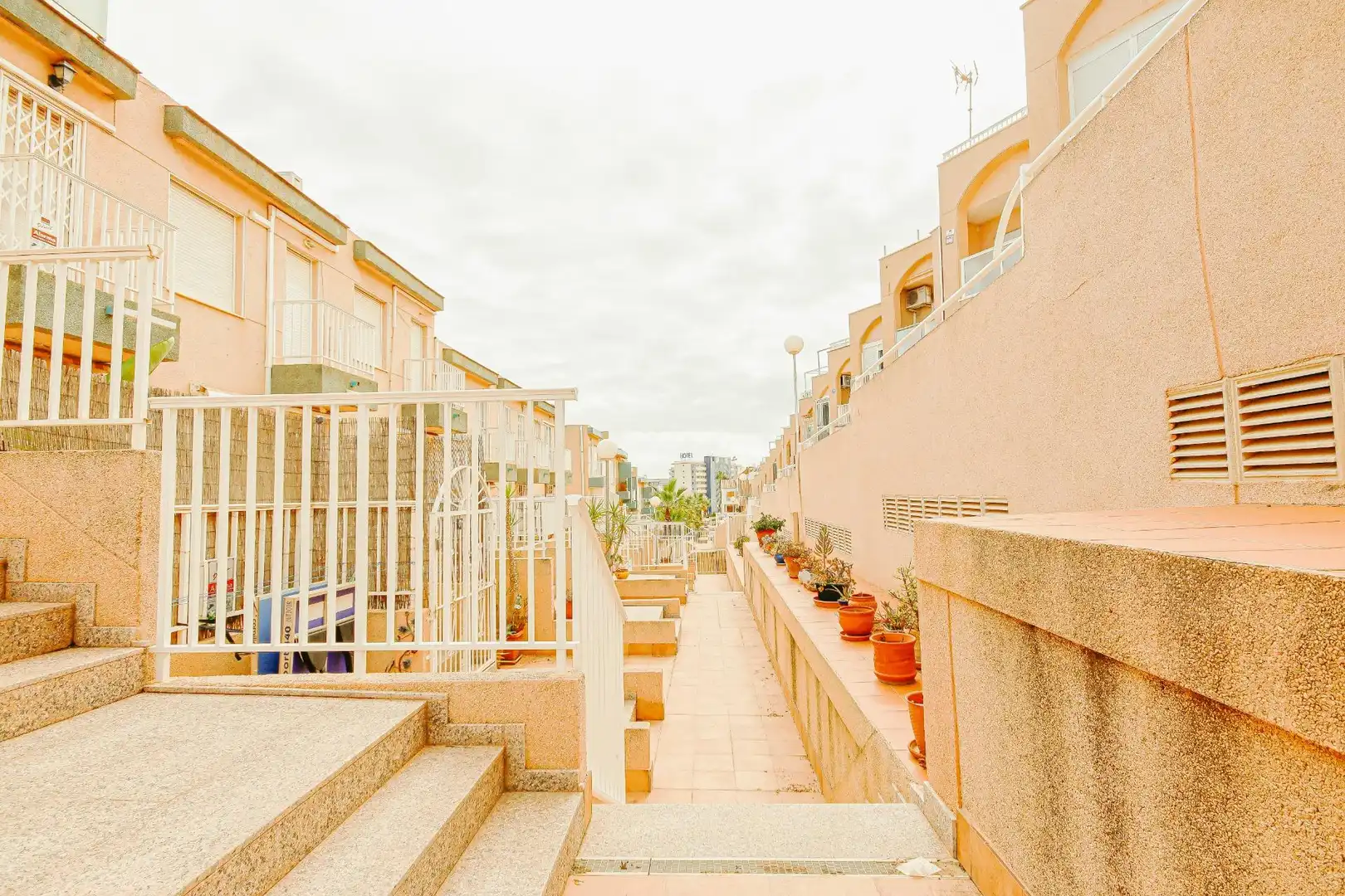 Vista exterior de Apartament de lloguer en Torrevieja amb Aire condicionat, Jardí privat i Terrassa