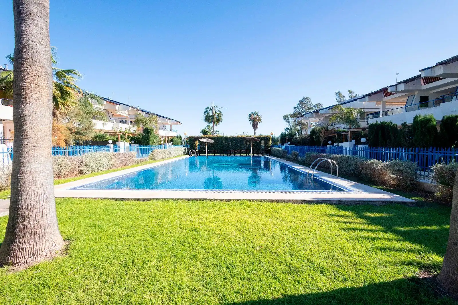 Piscina de Casa adosada en venda en Sagunto / Sagunt amb Aire condicionat, Calefacció i Terrassa