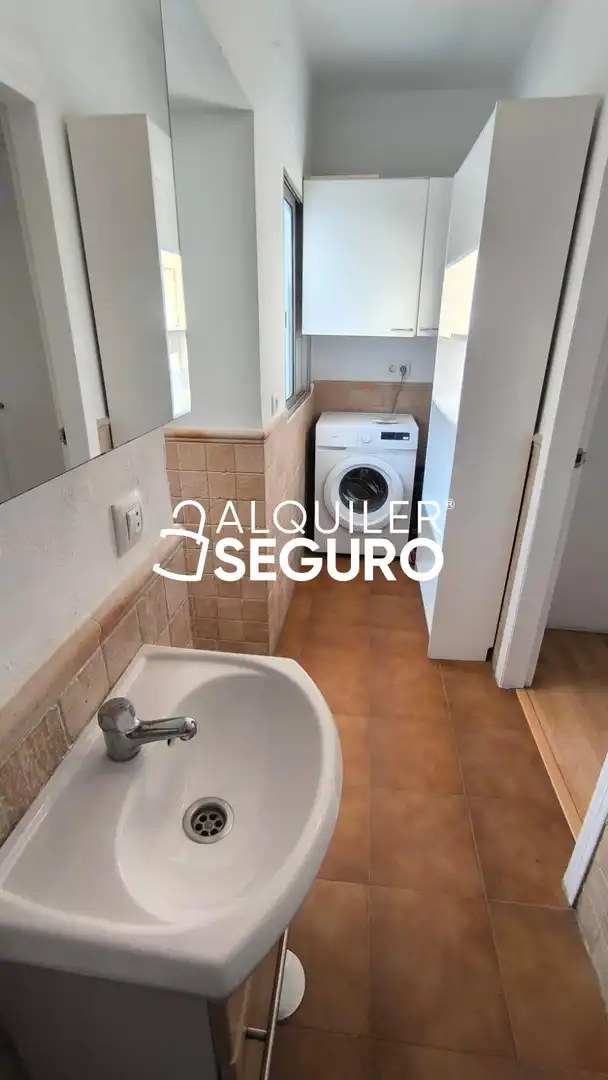 Bathroom of Study for rent in Sevilla  with Air Conditioner and Furnished