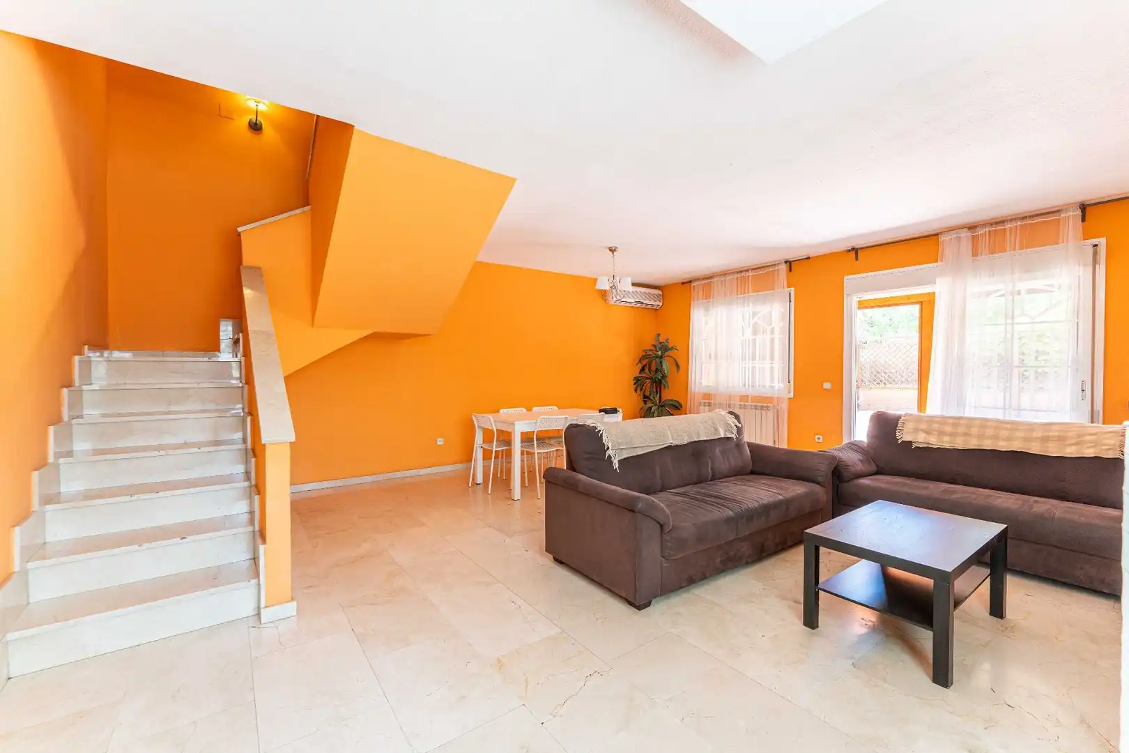 Sala de estar de Casa adosada en venta en Fuenlabrada con Aire acondicionado, Calefacción y Jardín privado