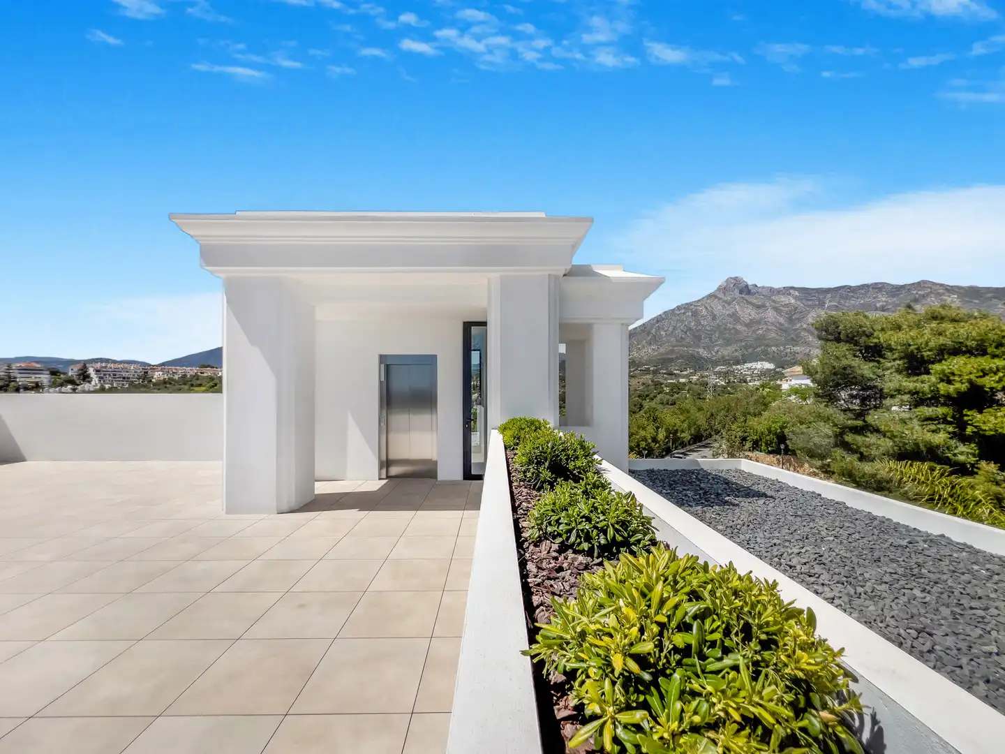 Außenansicht von Haus oder Chalet zum Verkauf in Marbella mit Klimaanlage, Heizung und Privatgarten
