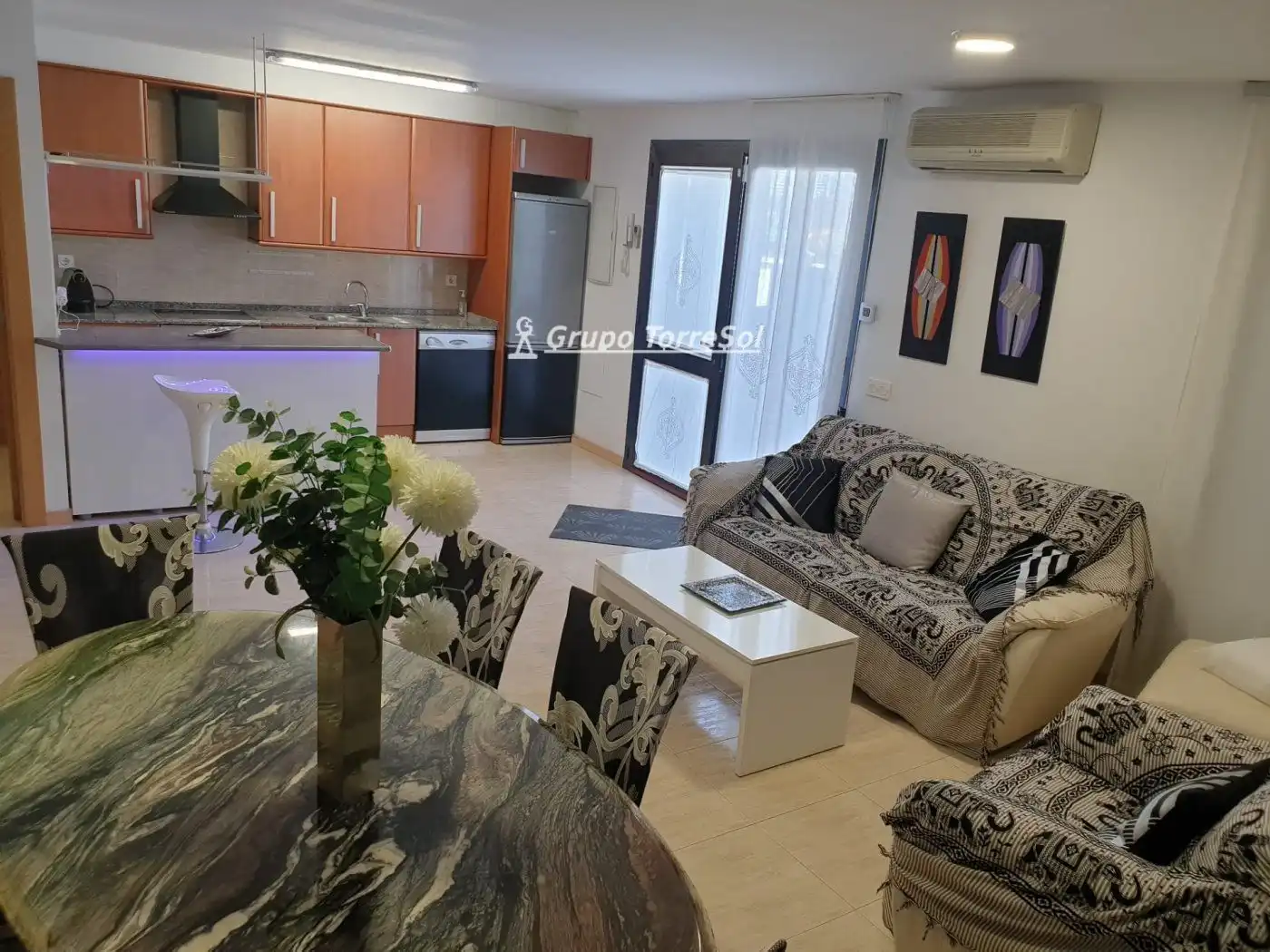 Sala d'estar de Casa adosada en venda en Roda de Berà amb Calefacció, Terrassa i Piscina