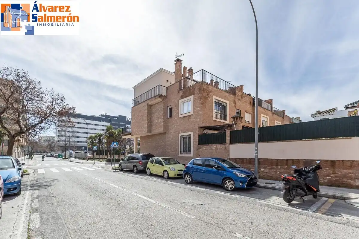 Außenansicht von Einfamilien-Reihenhaus zum Verkauf in Granada mit Privatgarten, Terrasse und Schwimmbad